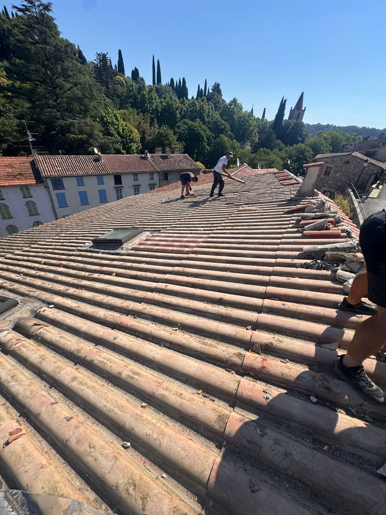 Couvreur dans le Var rénovant une toiture